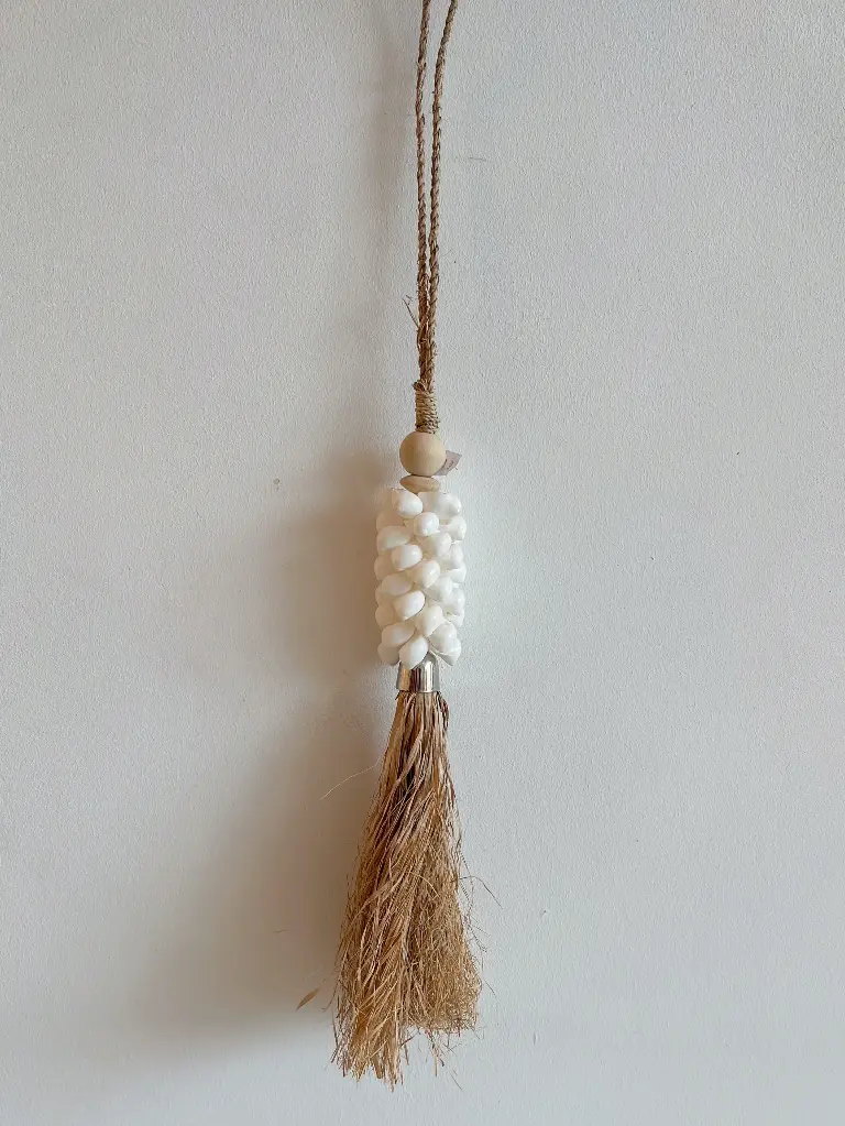 Collier coquillage blanc et raphia