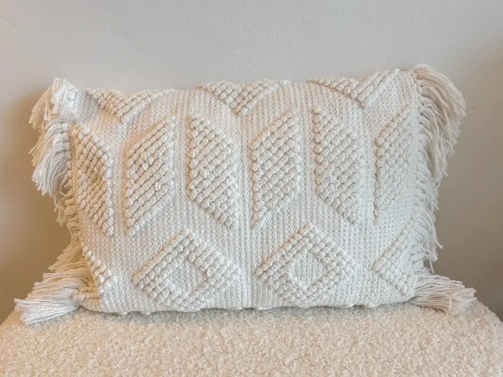 Coussin rectangulaire blanc et motif