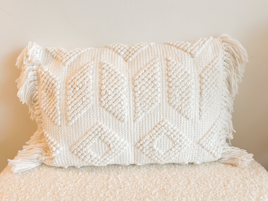 Coussin rectangulaire blanc et motif