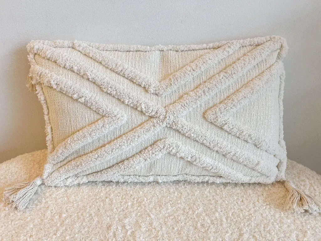 Coussin rectangulaire blanc et motif (petit)
