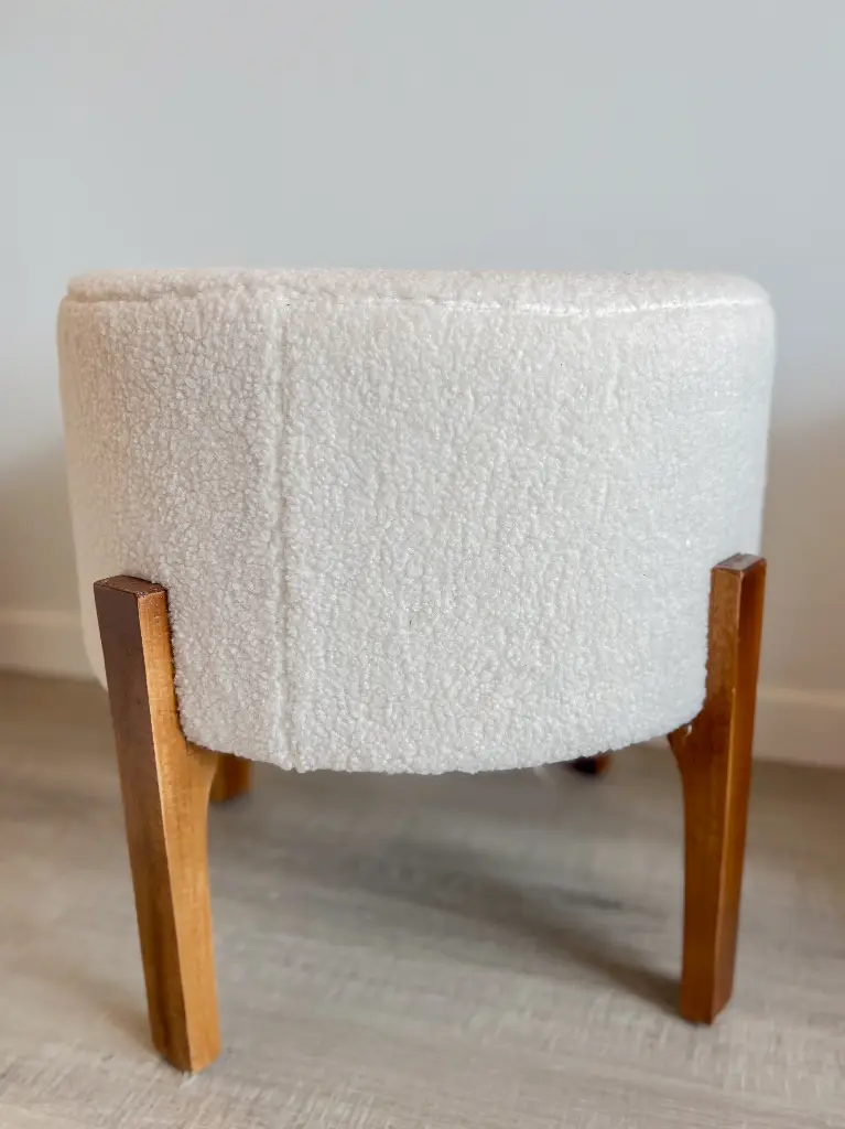 Pouf teddy rond blanc pied bois