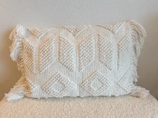 Coussin rectangulaire blanc et motif