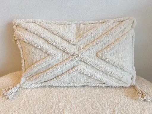 Coussin rectangulaire blanc et motif (petit)
